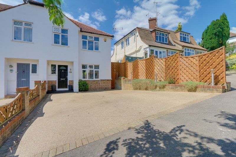 3 bed house for sale in Chipstead Way 1