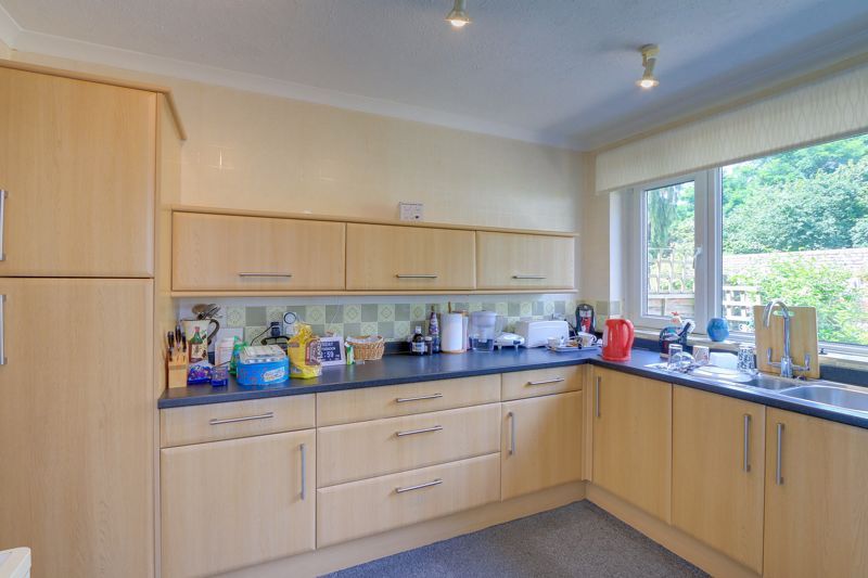 3 bed house for sale in Salcombe Drive 6