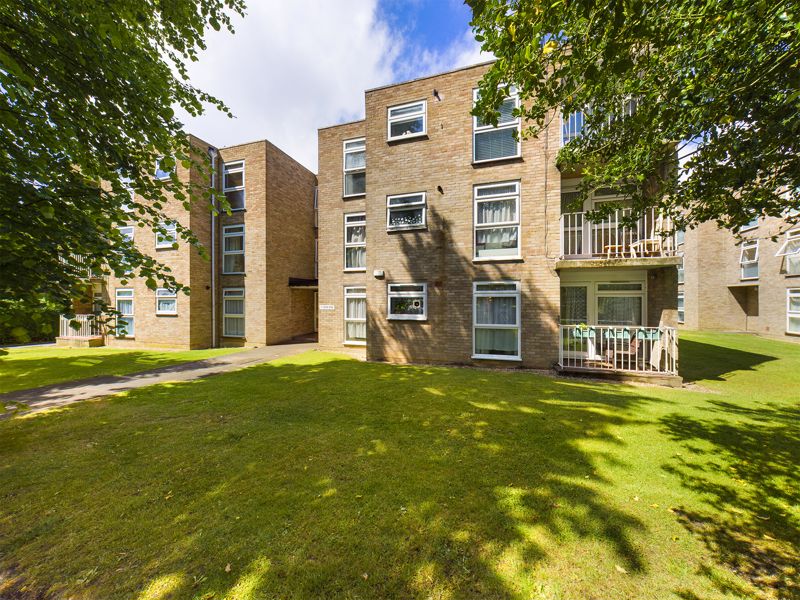 2 bed flat for sale in Cedar Road  - Property Image 1