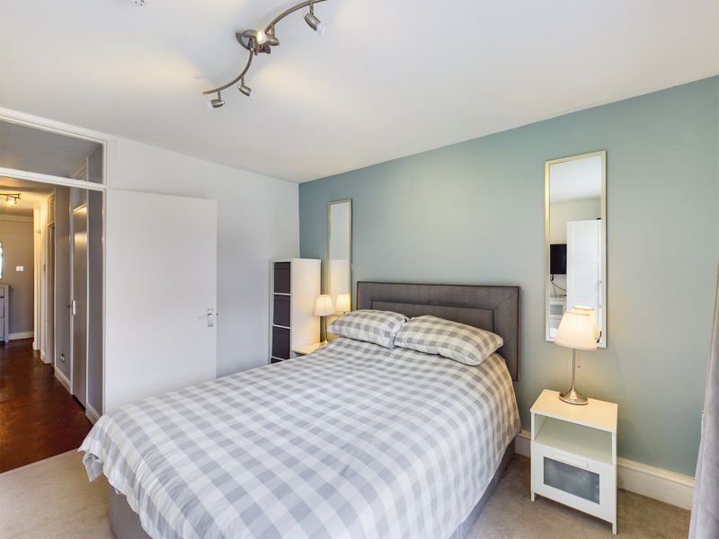 2 bed flat for sale in Cedar Road 7