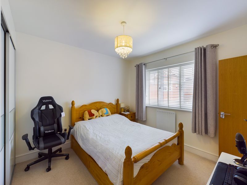 4 bed house for sale in Warren Farm Close 11