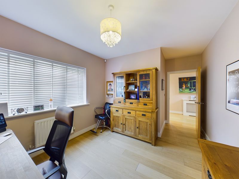 4 bed house for sale in Warren Farm Close 6