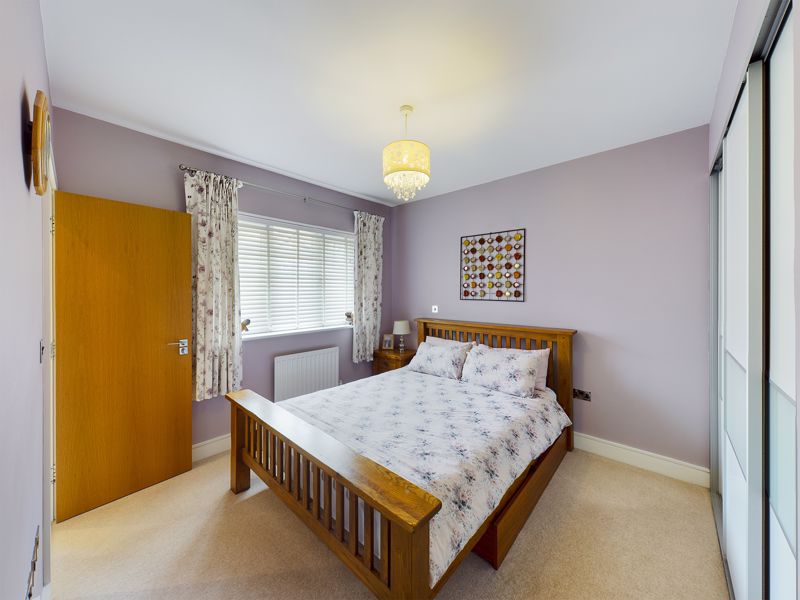 4 bed house for sale in Warren Farm Close  - Property Image 8