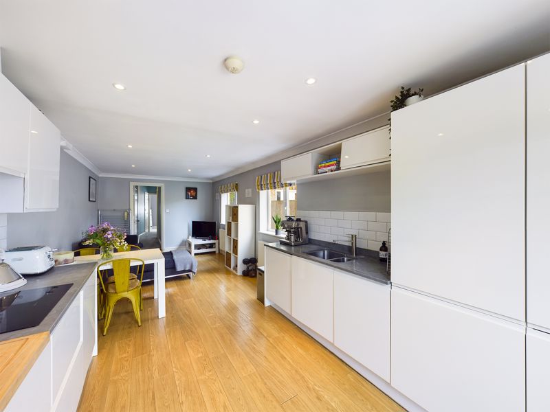 2 bed flat for sale in Ferndale Road 2