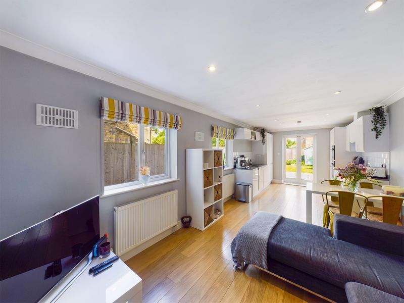2 bed flat for sale in Ferndale Road 4