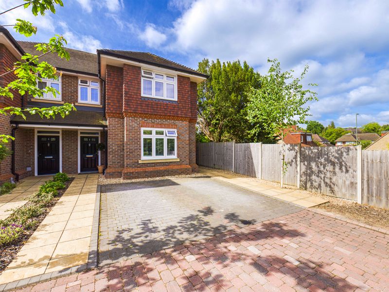 4 bed house for sale in Hornbeam Close  - Property Image 1
