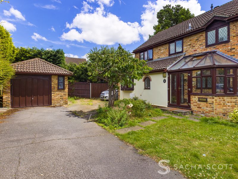 4 bed house for sale in Fairacres - Property Image 1