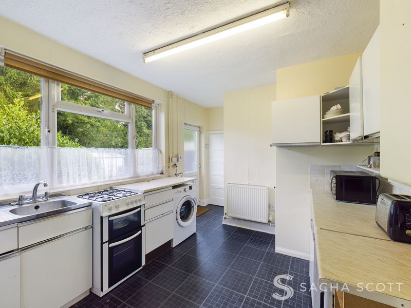 2 bed bungalow for sale in Roundwood Way 4