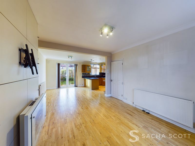 5 bed house to rent in Elmstead Gardens  - Property Image 5
