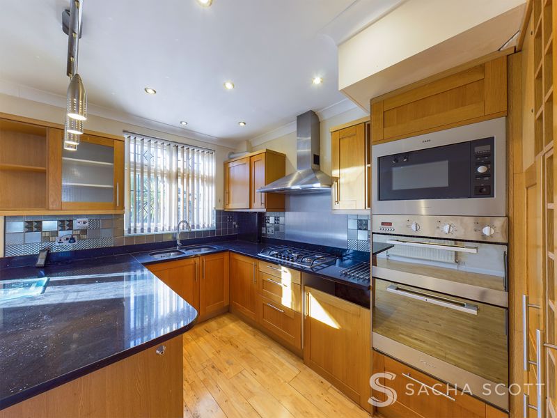 5 bed house to rent in Elmstead Gardens  - Property Image 8