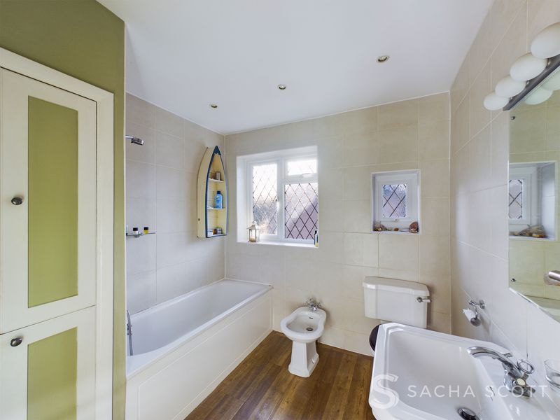 4 bed house for sale in Reigate Road 18