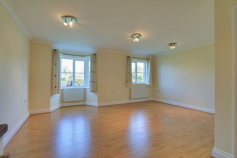 2 bed flat to rent in Windmill Lane 2