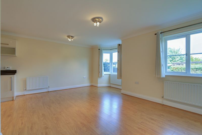 2 bed flat to rent in Windmill Lane 3