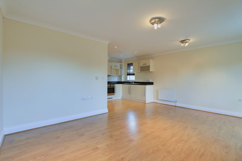 2 bed flat to rent in Windmill Lane 4