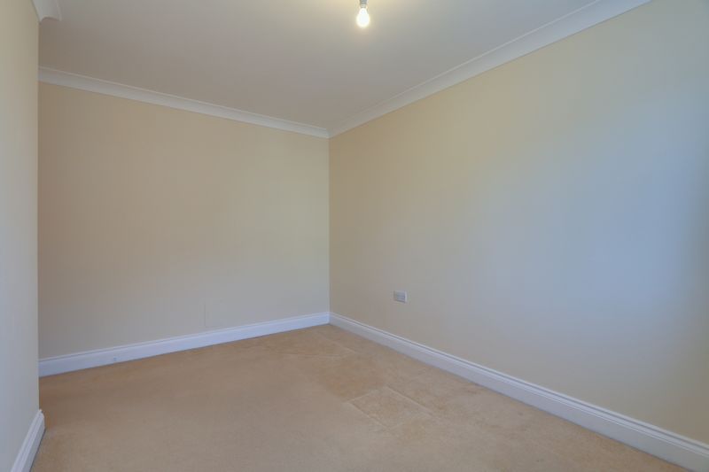 2 bed flat to rent in Windmill Lane 8