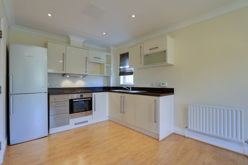 2 bed flat to rent in Windmill Lane 10