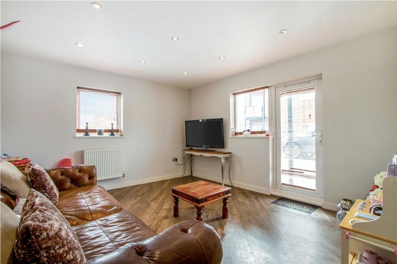 2 bed flat for sale in Park View Road  - Property Image 2