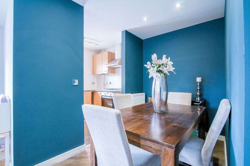 2 bed flat for sale in Park View Road 3