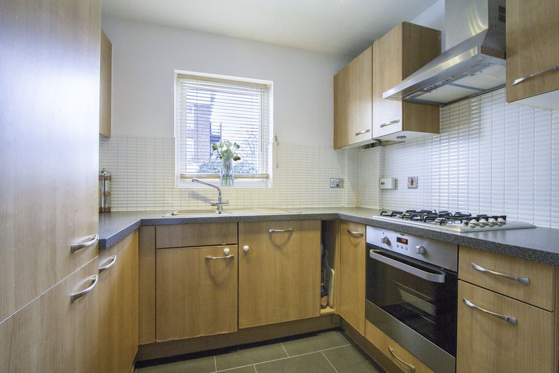 2 bed flat for sale in Park View Road 4