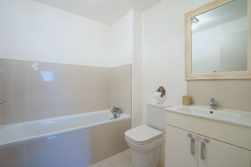 2 bed flat for sale in Park View Road 7