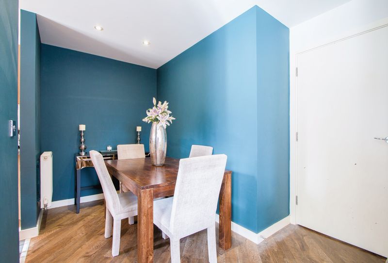 2 bed flat for sale in Park View Road 10