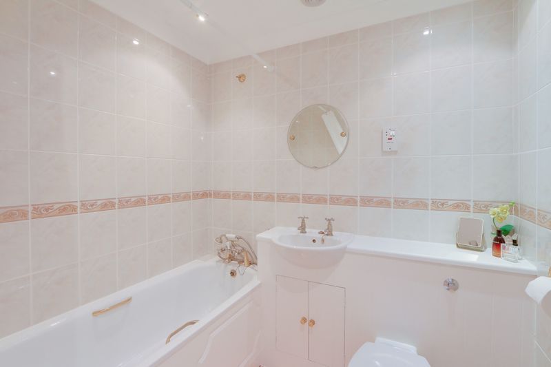4 bed house for sale in Geralds Grove  - Property Image 16