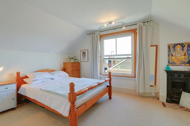 3 bed flat for sale in Nutfield Road 7