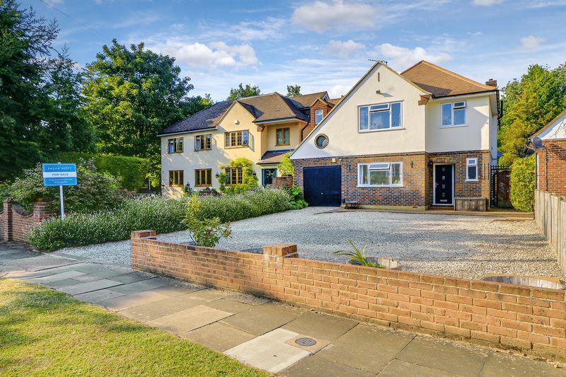 4 bed house for sale in Downs Way Close 1