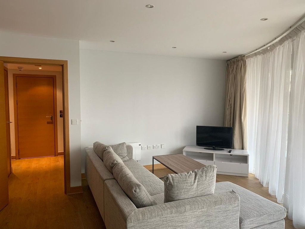 1 bed flat to rent in Queenstown Road, London, SW11