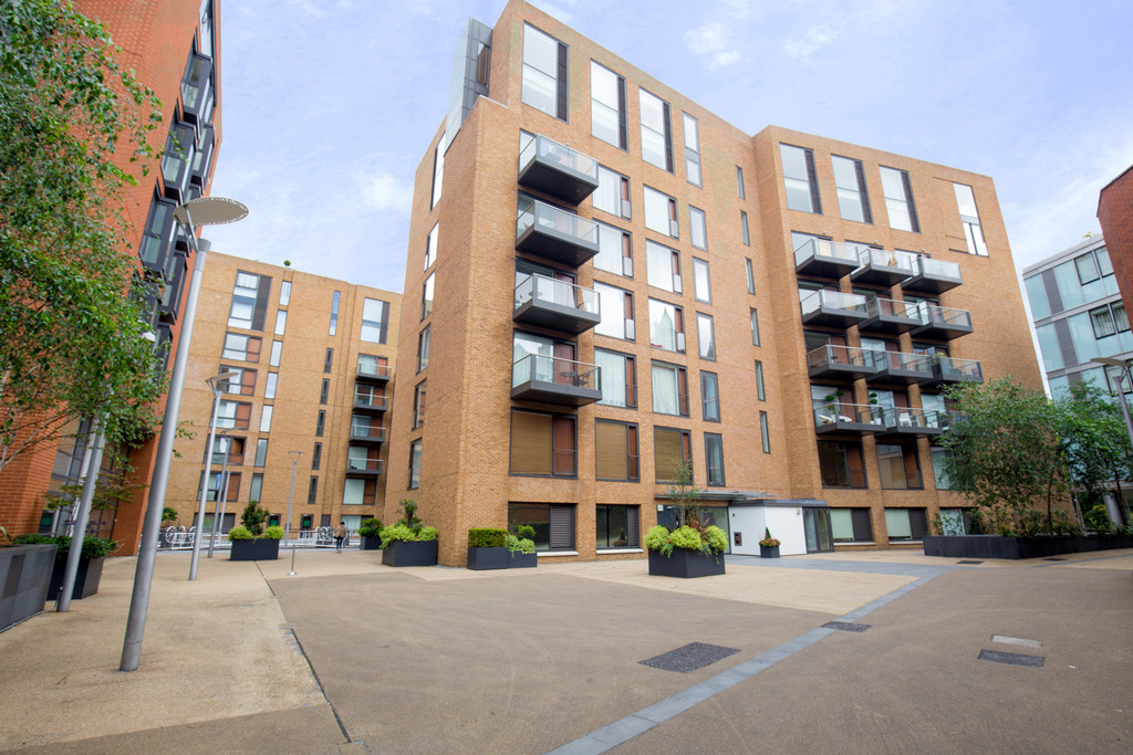 2 bed flat to rent in Grosvenor Waterside, London - Property Image 1