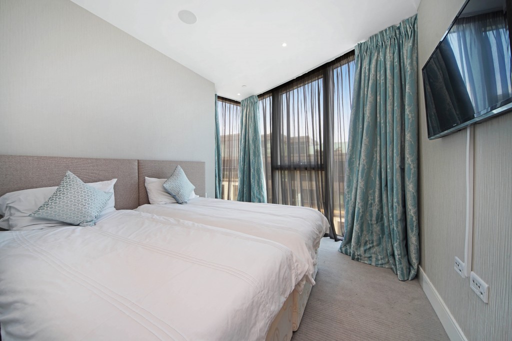 3 bed flat to rent in Pinnacle House, Battersea Reach  - Property Image 4