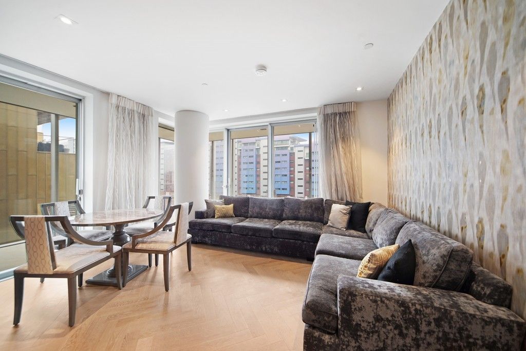 2 bed flat to rent in Circus Road West, Bessborough House, SW11