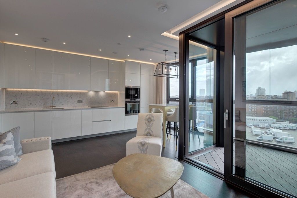 2 bed flat to rent in Thornes House, The Residence, SW11