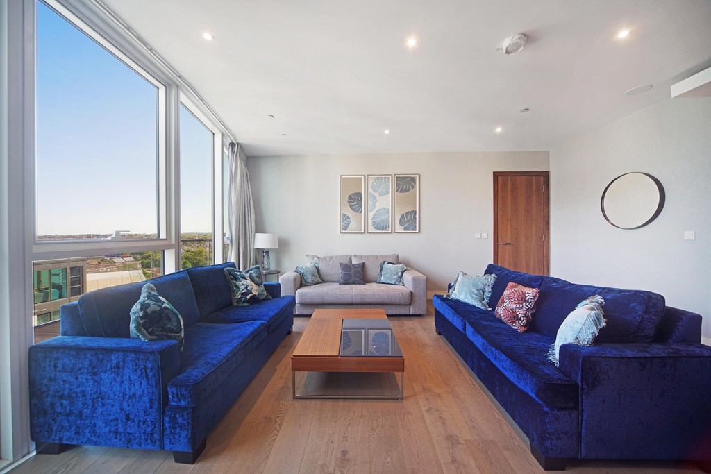 3 bed flat for sale in Pinnacle House, Battersea Reach - Property Image 1