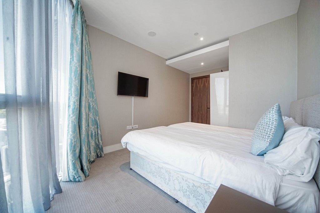 3 bed flat for sale in Pinnacle House, Battersea Reach  - Property Image 9