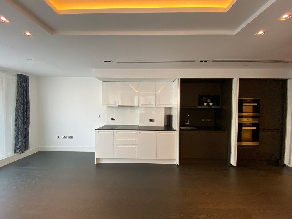 2 bed flat to rent in High Street Kensington, W14