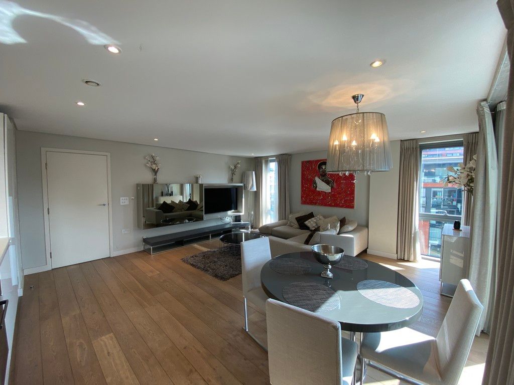 2 bed flat to rent in Merchant Square, W2