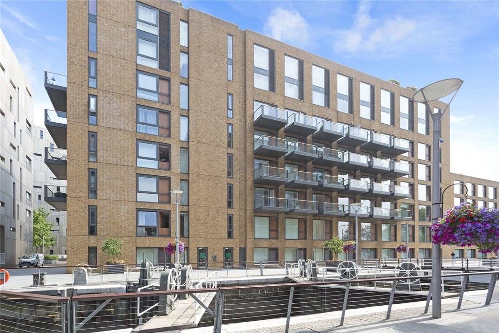 2 bed flat to rent in Grosvenor Waterside, London, SW1W