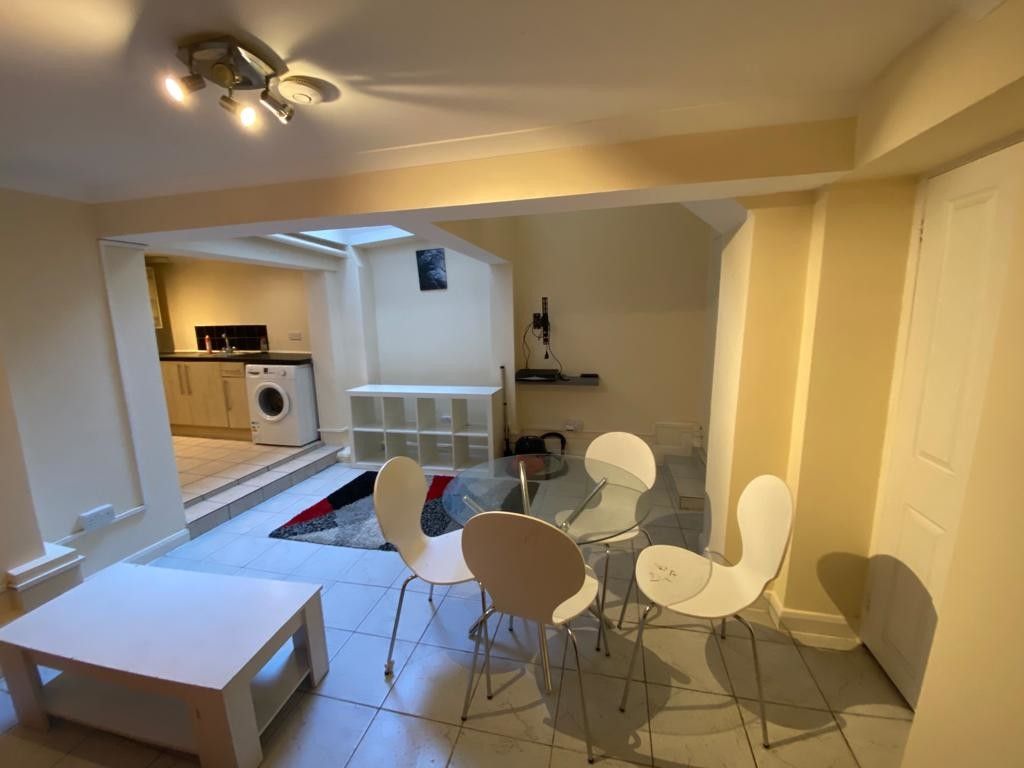 2 bed flat to rent, W2