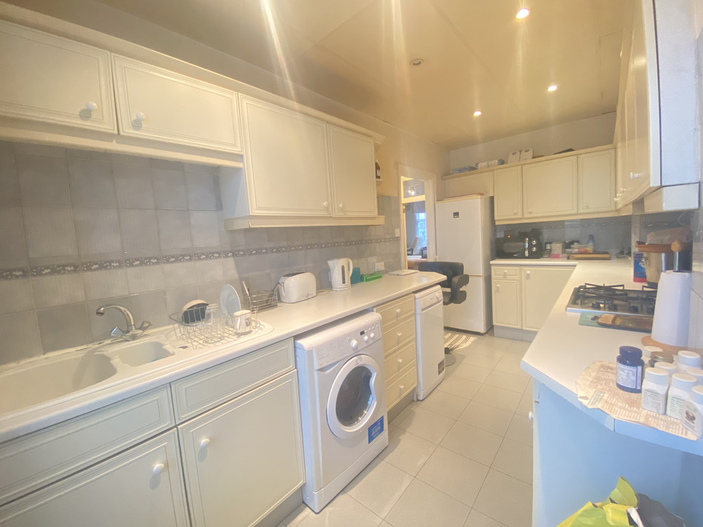 2 bed flat for sale in Finchley Road 3