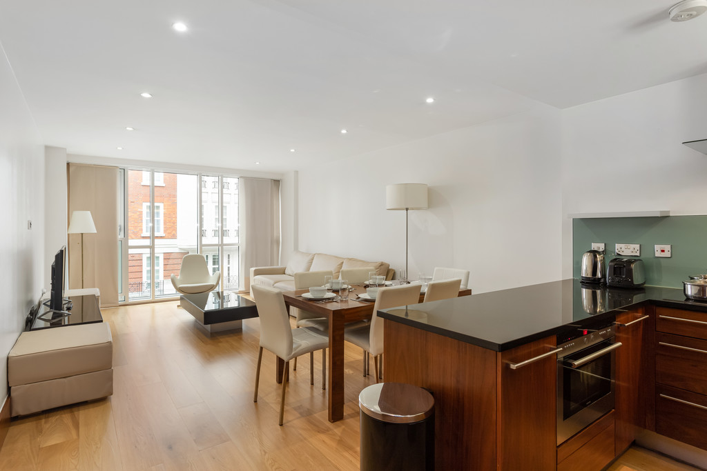 3 bed flat to rent in Baker Street 2