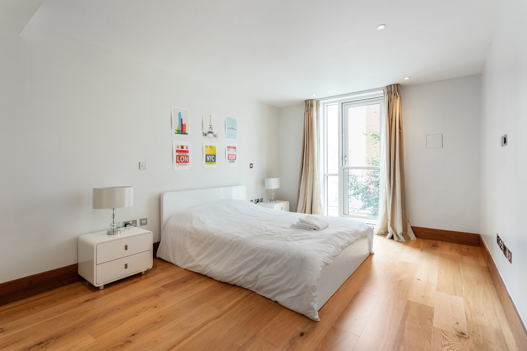 3 bed flat to rent in Baker Street 6