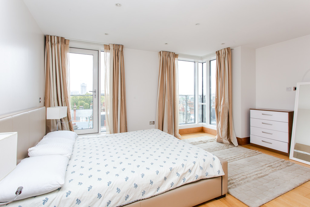 3 bed flat to rent in Baker Street  - Property Image 3