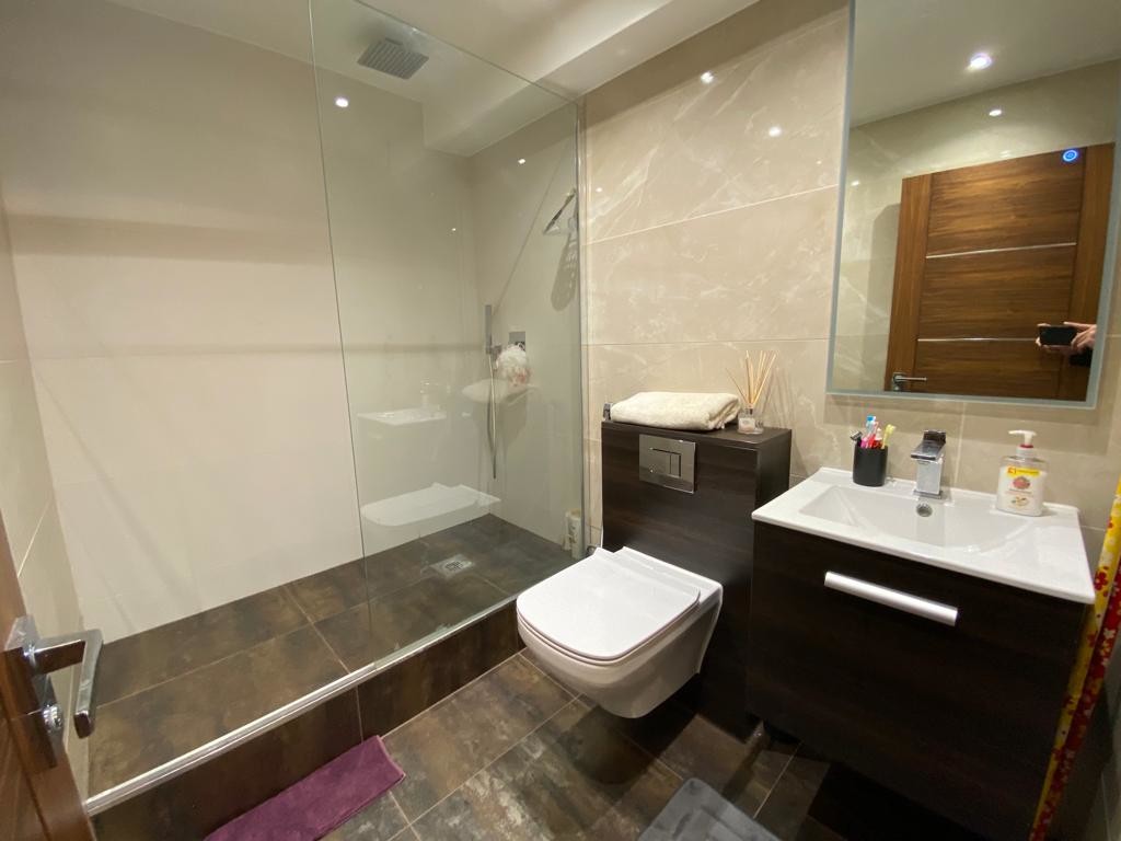3 bed flat for sale in Cambridge Square, London 12