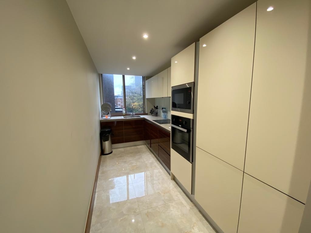 3 bed flat for sale in Cambridge Square, London 5