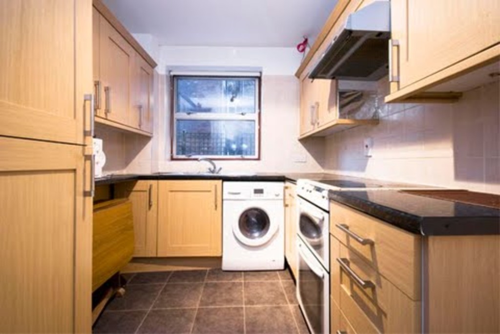 2 bed flat to rent in Parkgate Road 1