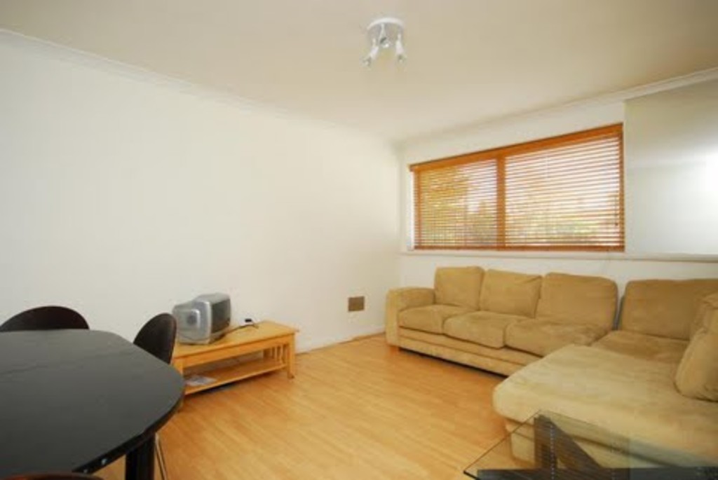 2 bed flat to rent in Parkgate Road 2