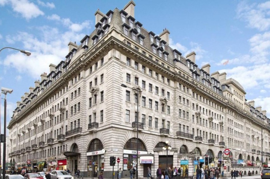2 bed flat to rent in Baker Street - Property Image 1