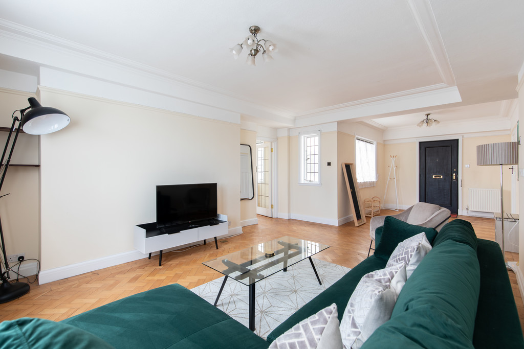 2 bed flat to rent in Baker Street 2