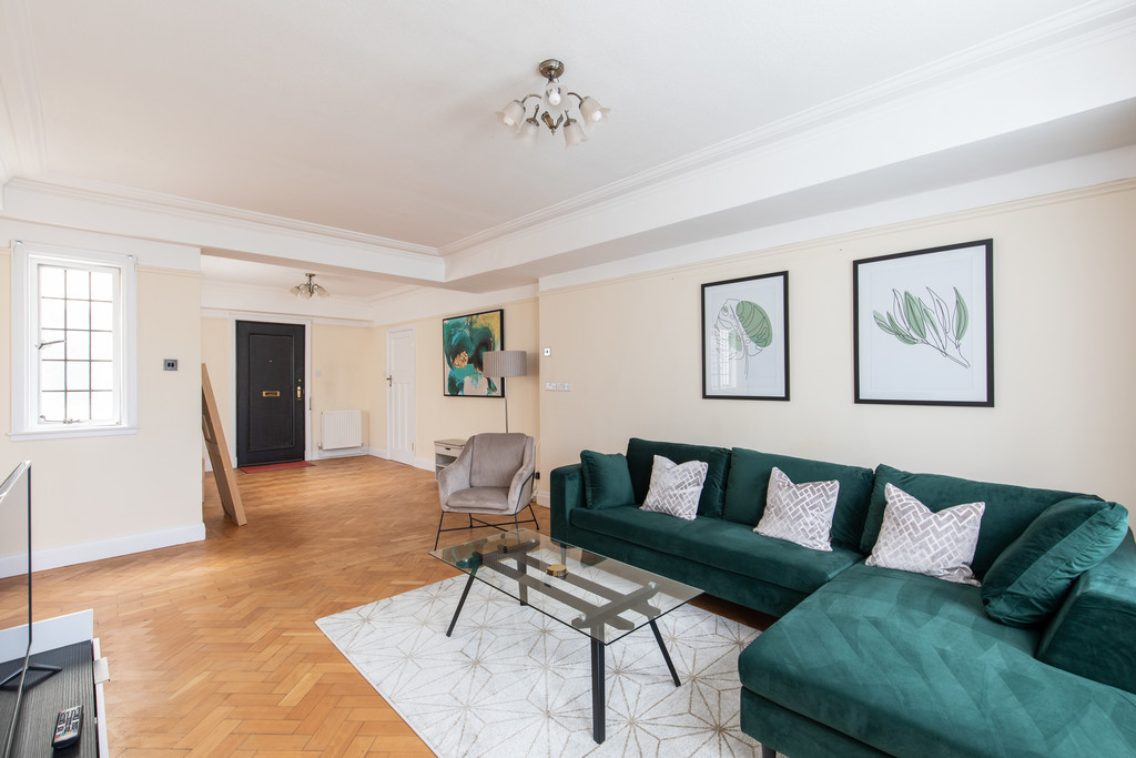 2 bed flat to rent in Baker Street 3